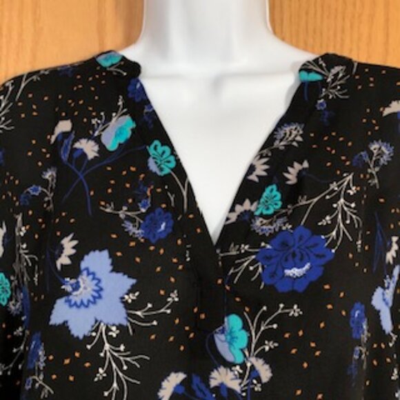 NWOT Torrid Floral Plus Blouse Tunic Blue on Black Cap Sleeves V Neck 3X XXXL - Picture 4 of 6